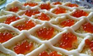 Салат царский с красной икрой и кальмарами