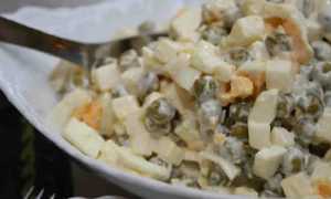 Салат с консервированным  горошком и яйцом