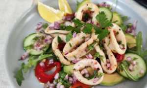 Салаты с кальмарами и яйцом — 8 вкусных рецептов